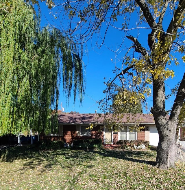 view of front of house with a front lawn