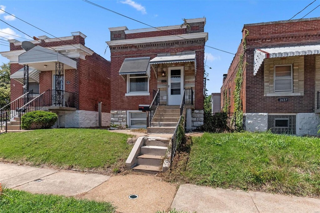 view of front of property featuring a front lawn