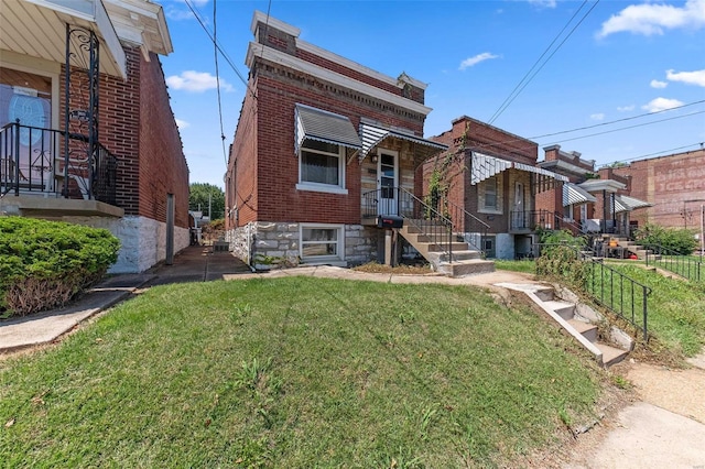 view of front facade featuring a front yard