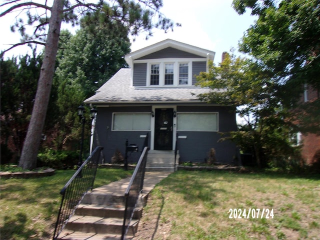 view of front of property with a front lawn