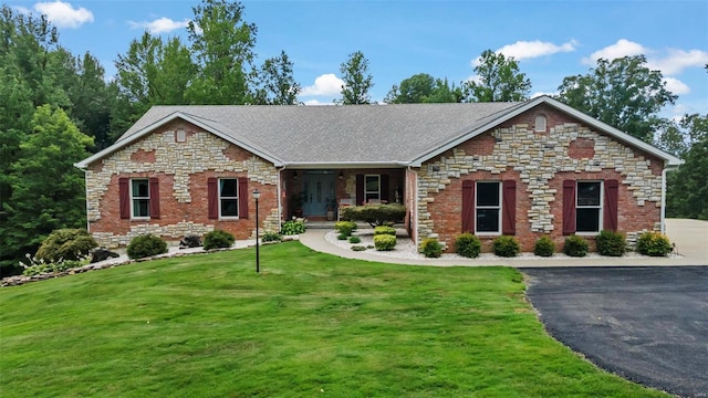 view of front facade featuring a front yard