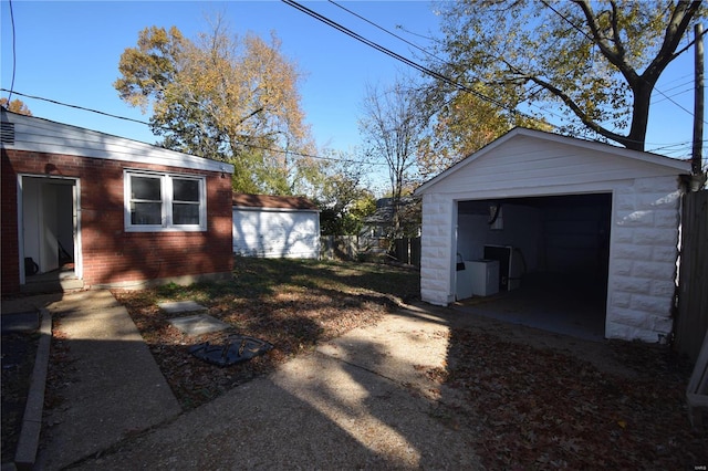 view of yard featuring an outdoor structure