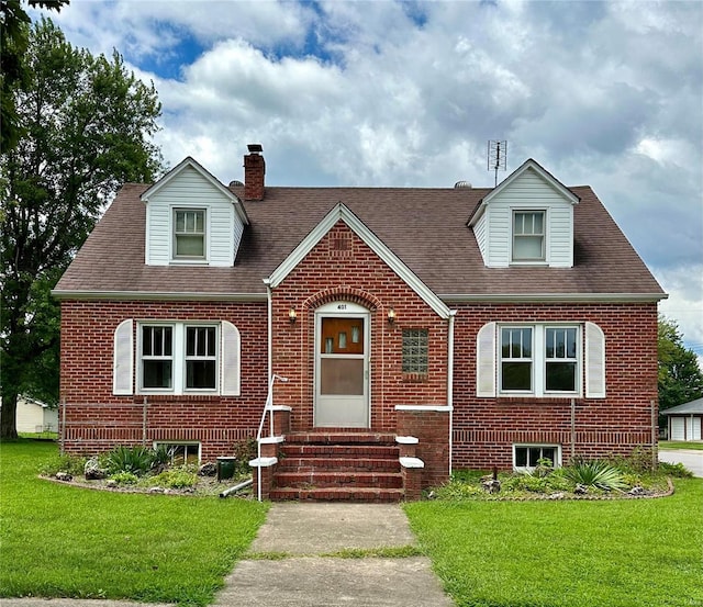 cape cod-style house featuring a front yard