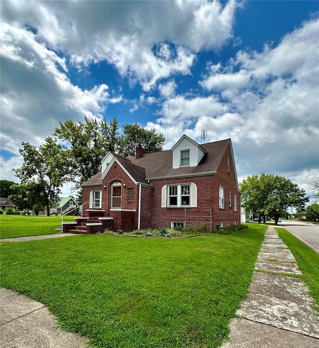 view of front of house featuring a front lawn