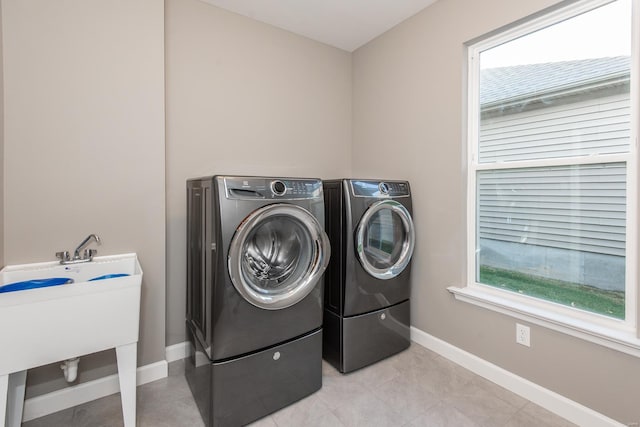 washroom featuring washing machine and clothes dryer