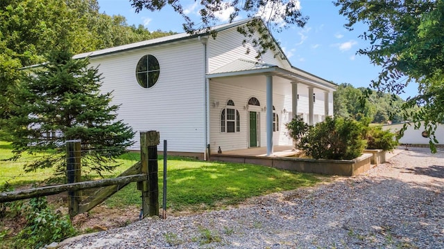 view of front of house with a front lawn