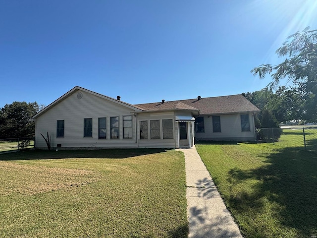 view of front of property featuring a front yard