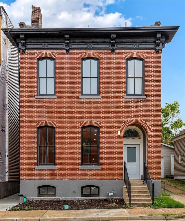 view of italianate home