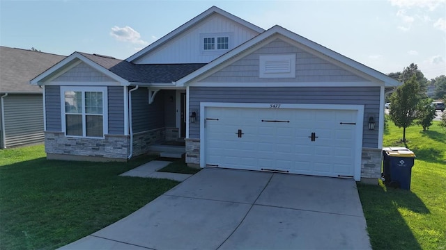 craftsman house featuring a garage and a front lawn