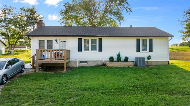 view of front of property featuring cooling unit and a front yard