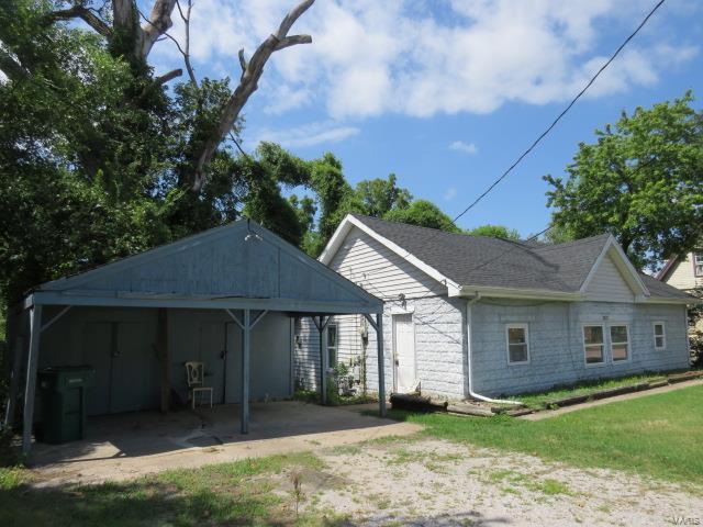 view of front of home featuring a shingled roof and a front yard