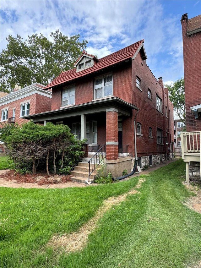 view of front of home with a front yard