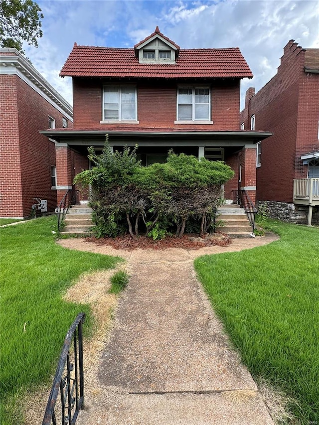 view of front of property featuring a front yard