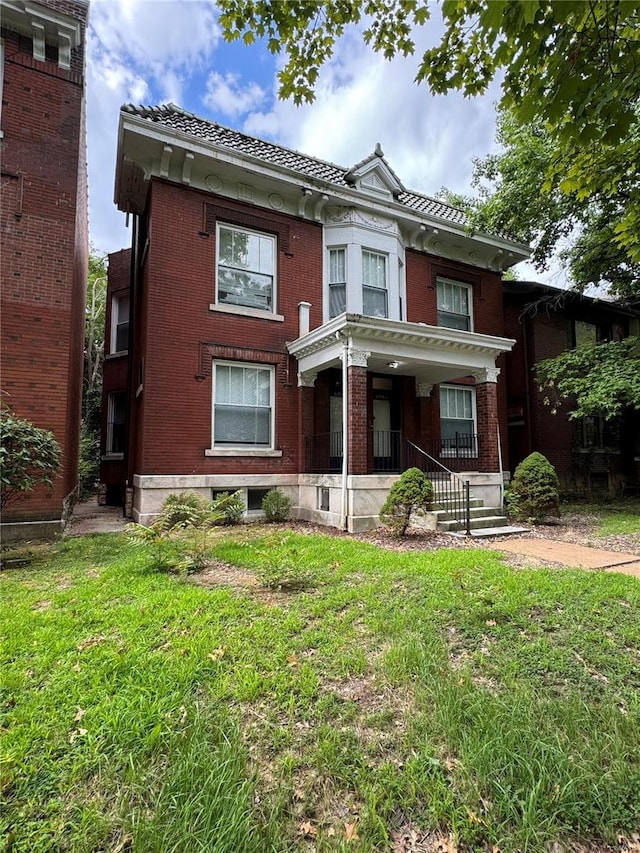 view of front of property featuring a front yard