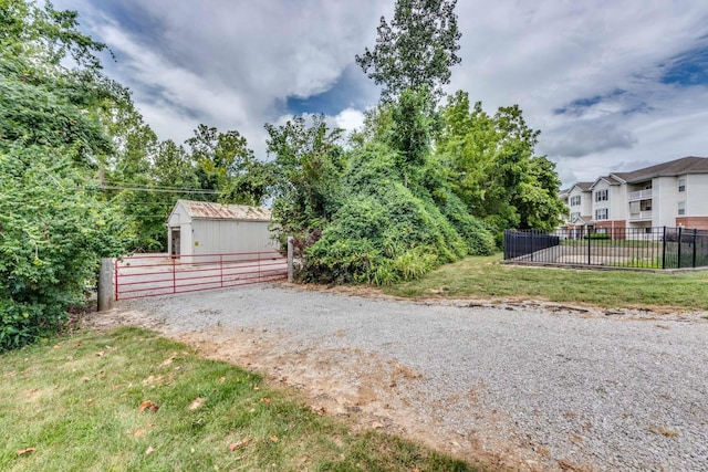 view of yard with an outbuilding