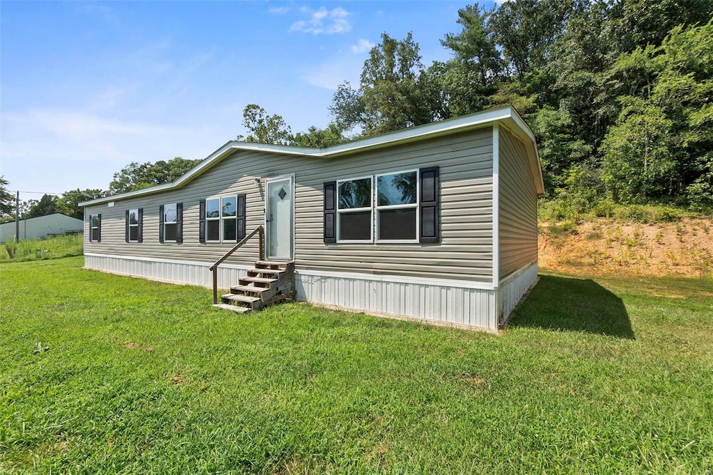 manufactured / mobile home with a front lawn