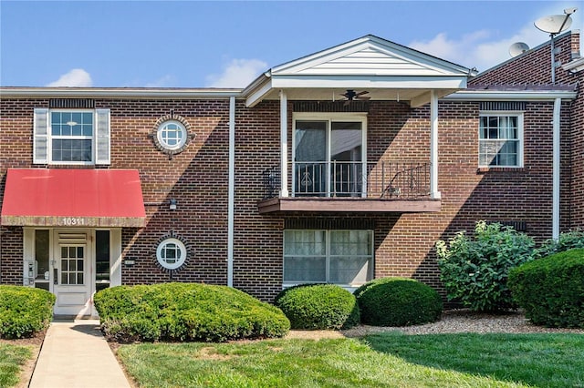 townhome / multi-family property with ceiling fan