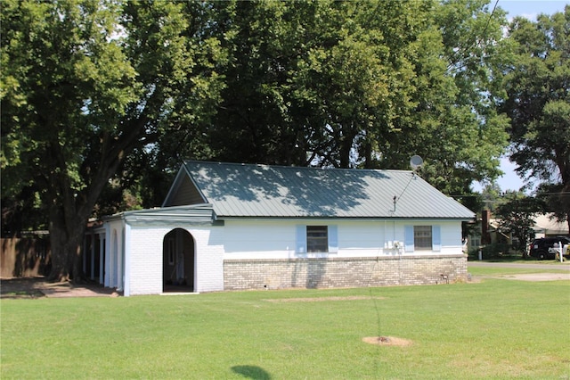 exterior space featuring a yard