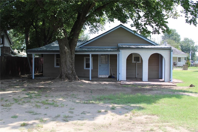 view of front of property featuring a front lawn