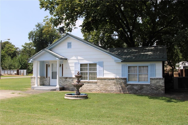 view of front of home with a front lawn