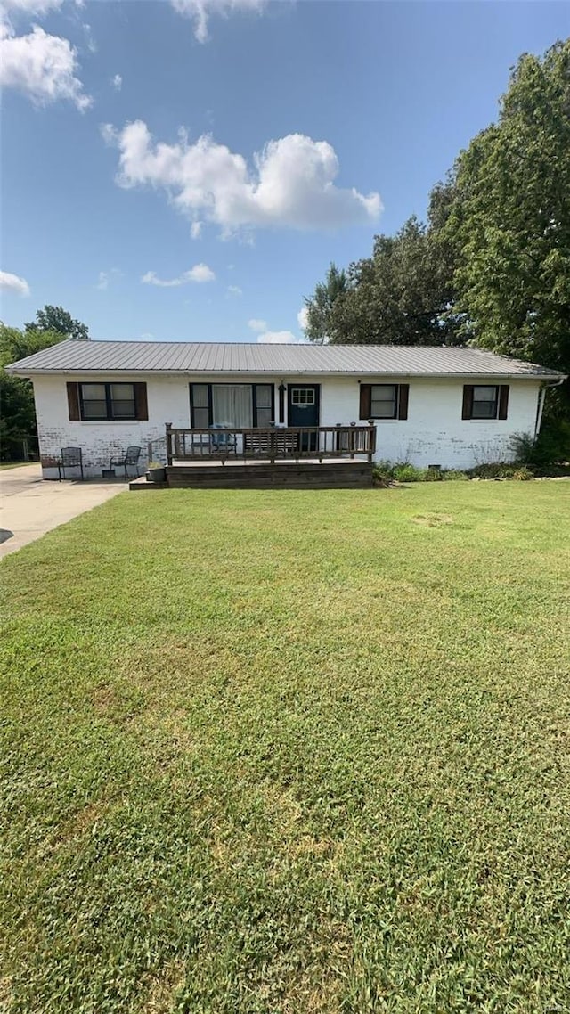 ranch-style house with a front yard