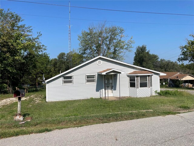 view of front of property with a front yard