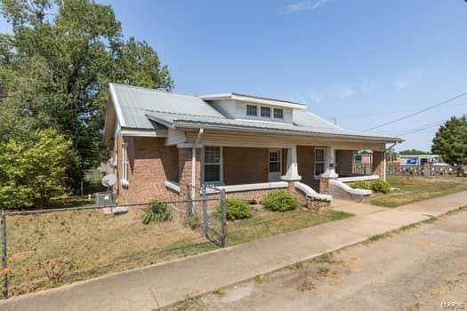 view of front of house featuring covered porch