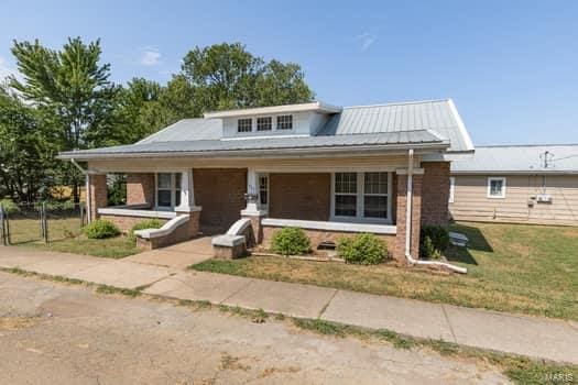 view of front of property featuring a front yard and a porch