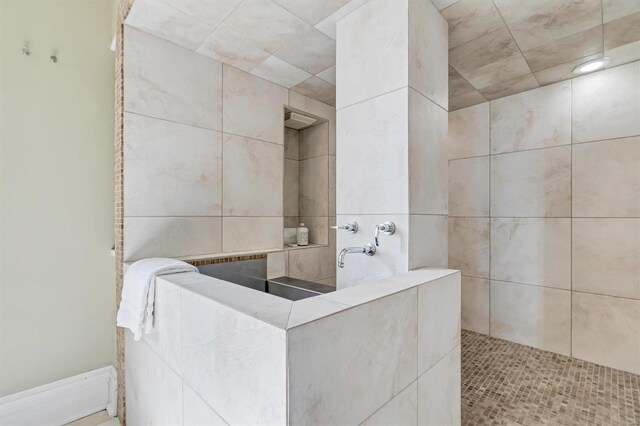 bathroom featuring tiled shower