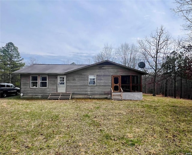 view of front of property featuring a front lawn