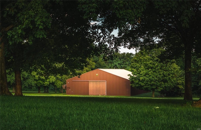 view of yard featuring an outbuilding