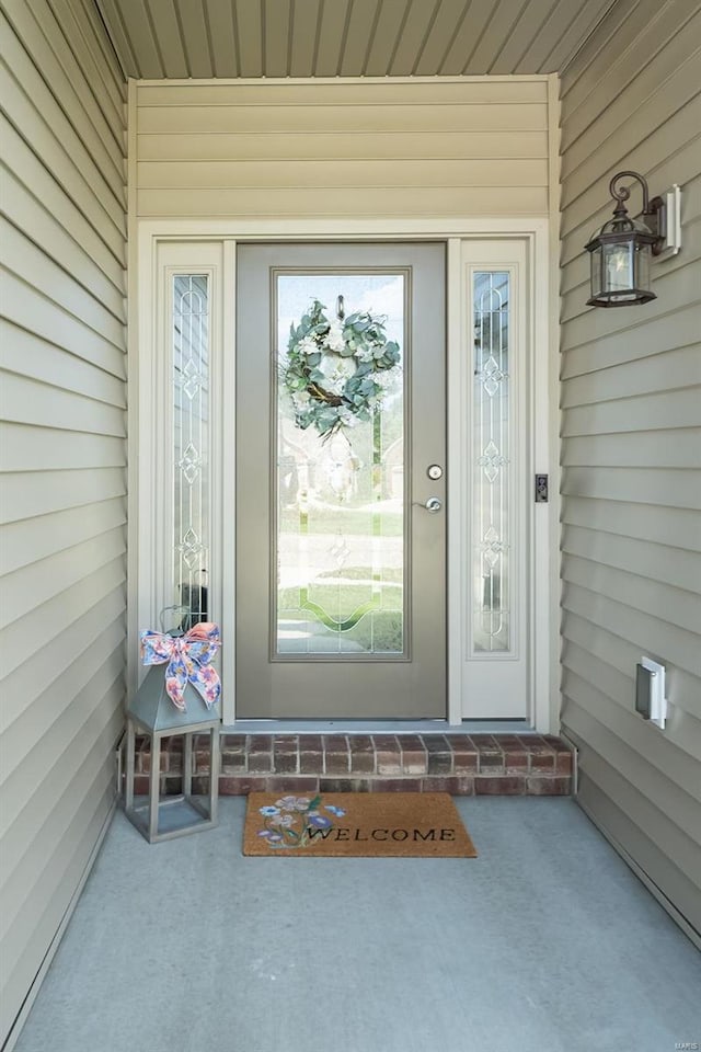 entrance to property featuring covered porch