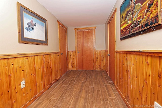 hallway featuring visible vents, wood finished floors, and wainscoting