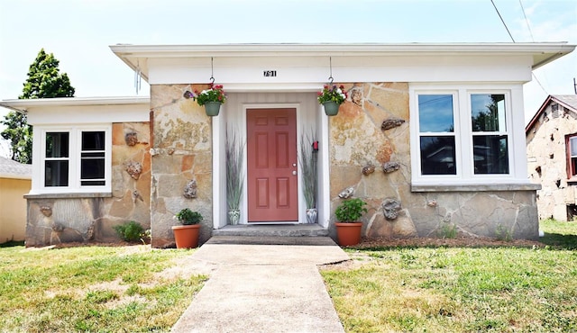 view of front facade featuring a front yard