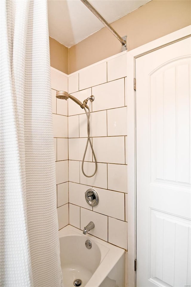 bathroom with shower / bath combo