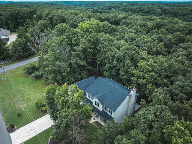 birds eye view of property featuring a wooded view