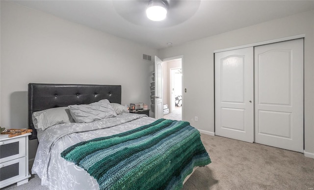 bedroom featuring light carpet, baseboards, visible vents, a ceiling fan, and a closet