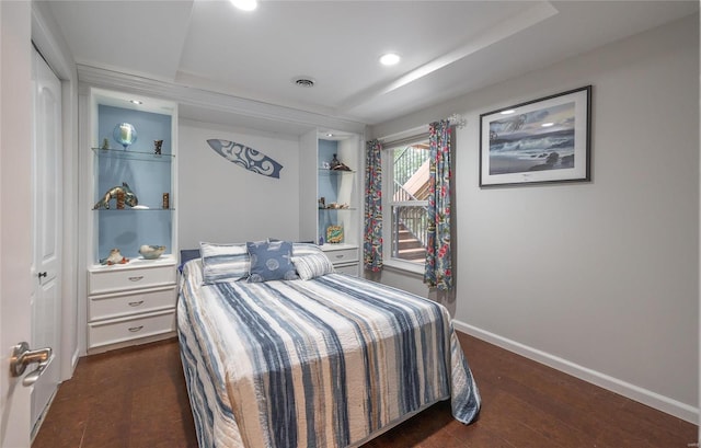 bedroom with dark wood-type flooring, recessed lighting, visible vents, and baseboards