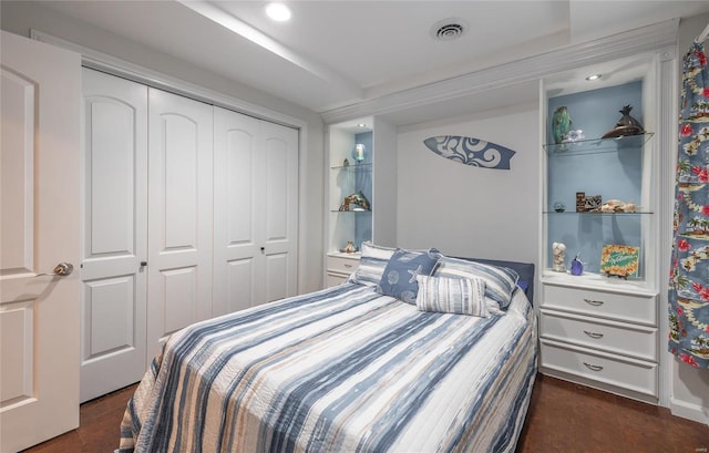 bedroom with a closet, visible vents, and recessed lighting