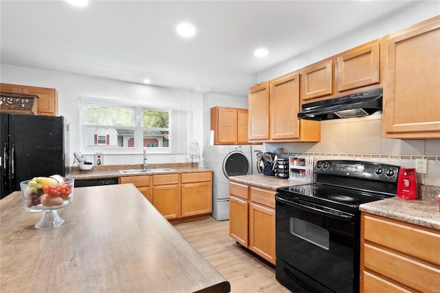 kitchen featuring sink, independent washer and dryer, backsplash, light hardwood / wood-style floors, and black appliances