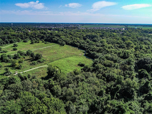 birds eye view of property featuring a forest view