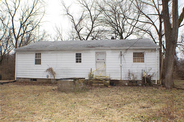 view of front of house with entry steps and a front yard