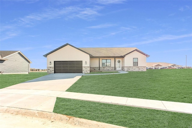 view of front facade featuring brick siding, an attached garage, driveway, and a front lawn