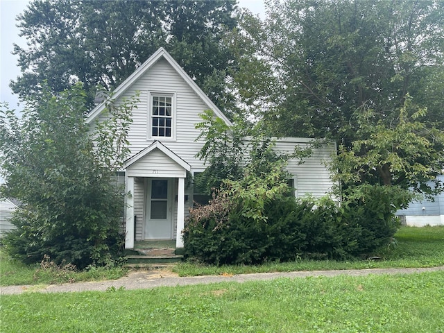 view of front of home featuring a front yard