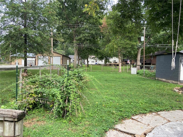 view of yard featuring an outbuilding