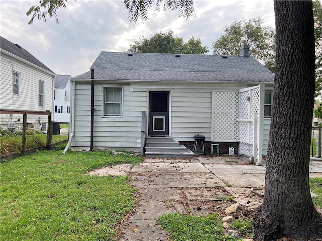 back of house featuring a yard