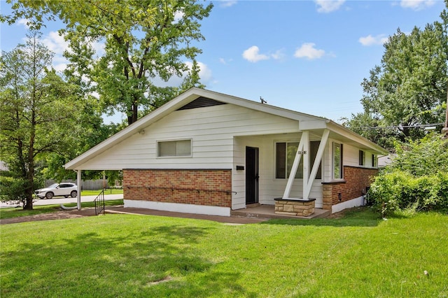 view of front of home with a front lawn