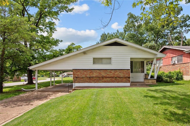 view of front of home with a front yard and a carport