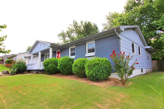 ranch-style house featuring a front lawn