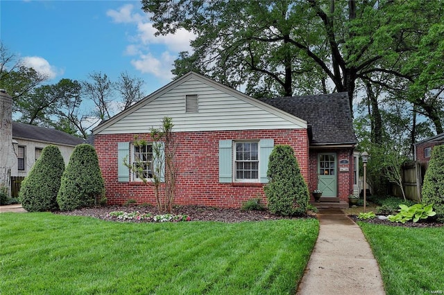 bungalow featuring a front lawn